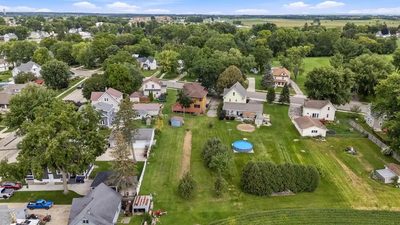 Photo 3 of Single family home for sale at 634 E Oak Grv St, Juneau, WI 53039 | MLS# 1978959 | Listing updated on 2026-10-03