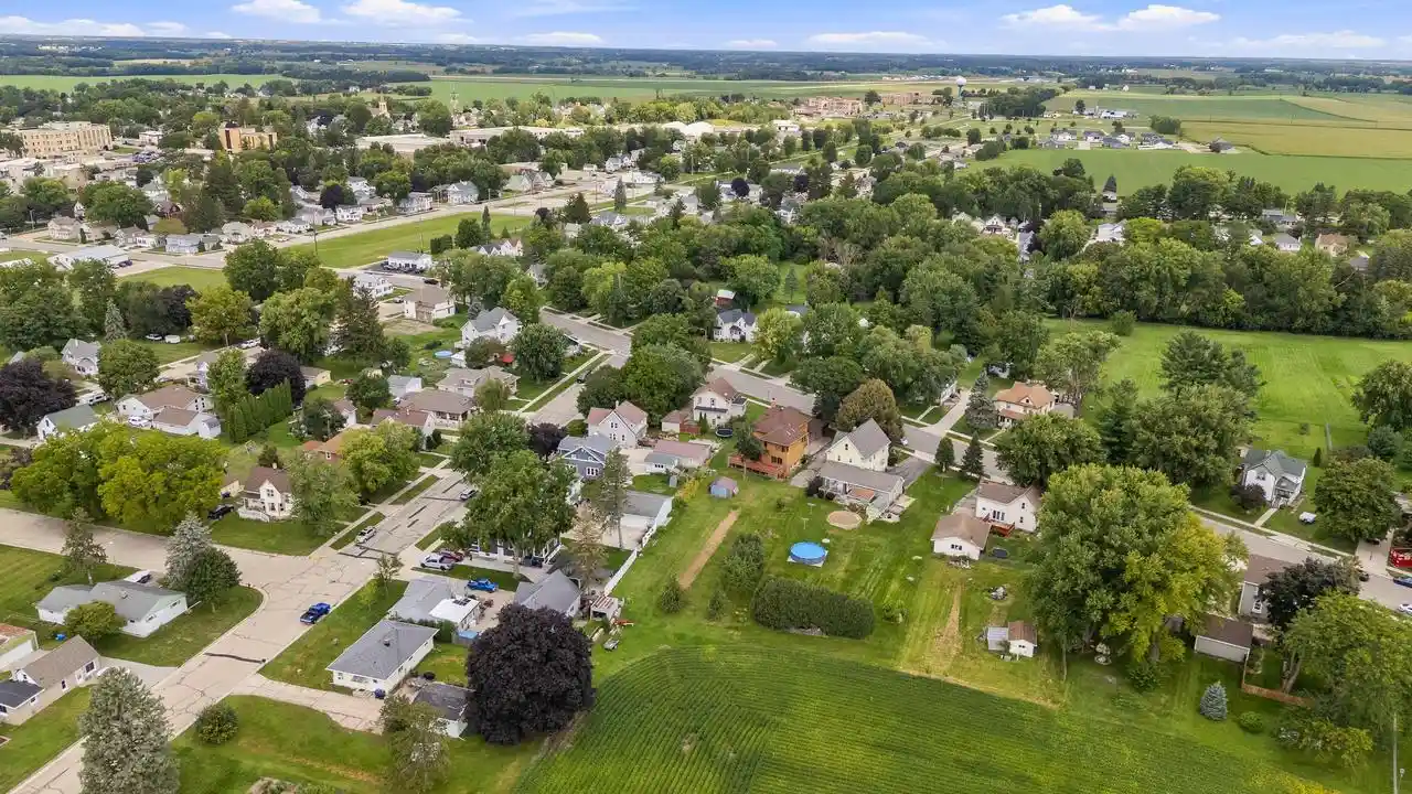 Photo 3 of Single family home for sale at 634 E Oak Grv St, Juneau, WI 53039 | MLS# 1978959 | Listing updated on 2026-10-03