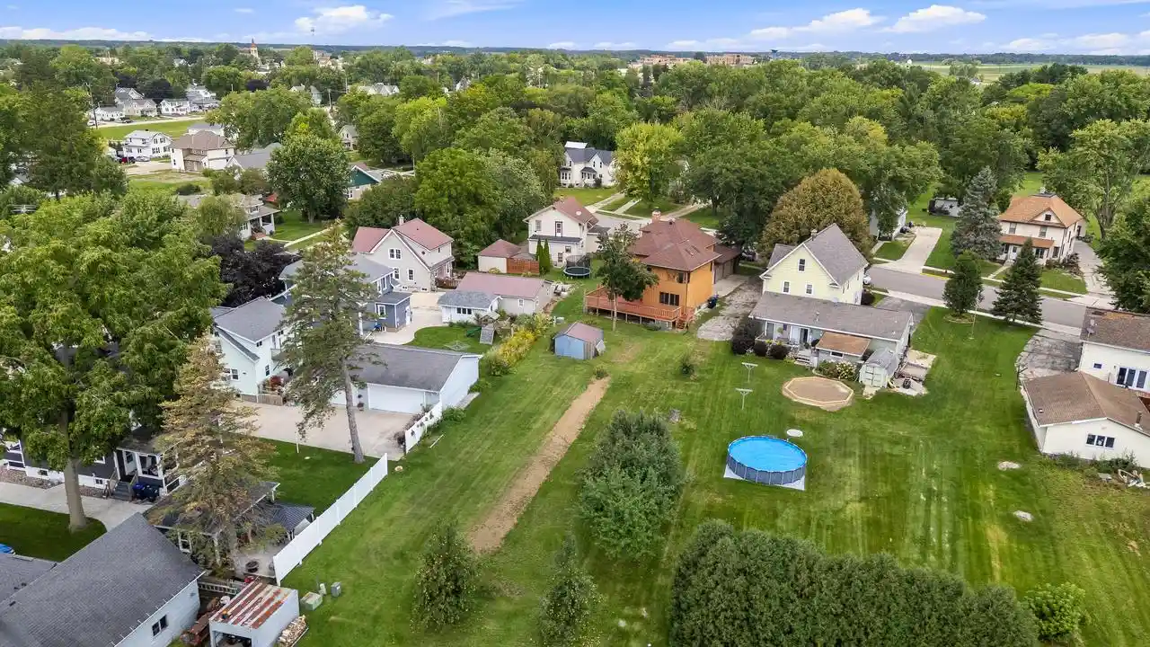 Photo 4 of Single family home for sale at 634 E Oak Grv St, Juneau, WI 53039 | MLS# 1978959 | Listing updated on 2026-10-03