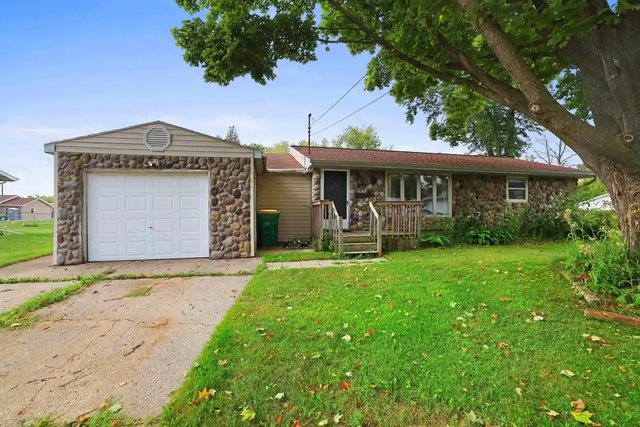 Photo 1 of Sale Pending at 959 Redley Ct, Green Bay, WI 54304 | MLS# 50332101 | Listing updated on 2026-09-16