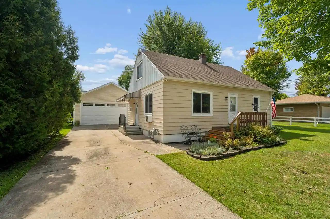 Photo 1 of Single family home for sale at 828 W Jennings St, New London, WI 54961 | MLS# 50332111 | Listing updated on 2026-09-12