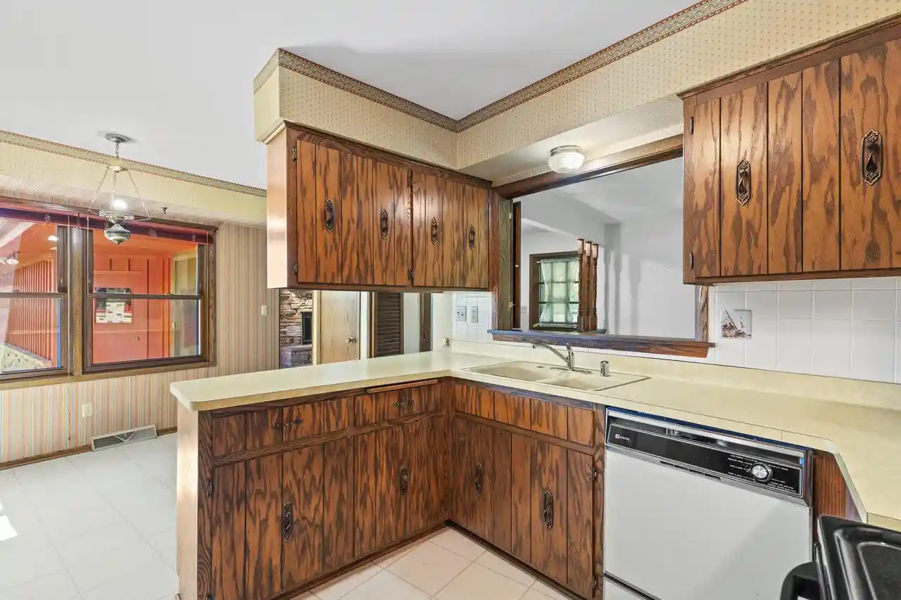 Photo 4 of Single family home for sale at 10538 Robinwood Ct, Cedarburg, WI 53012 | MLS# 1978979 | Listing updated on 2026-09-25