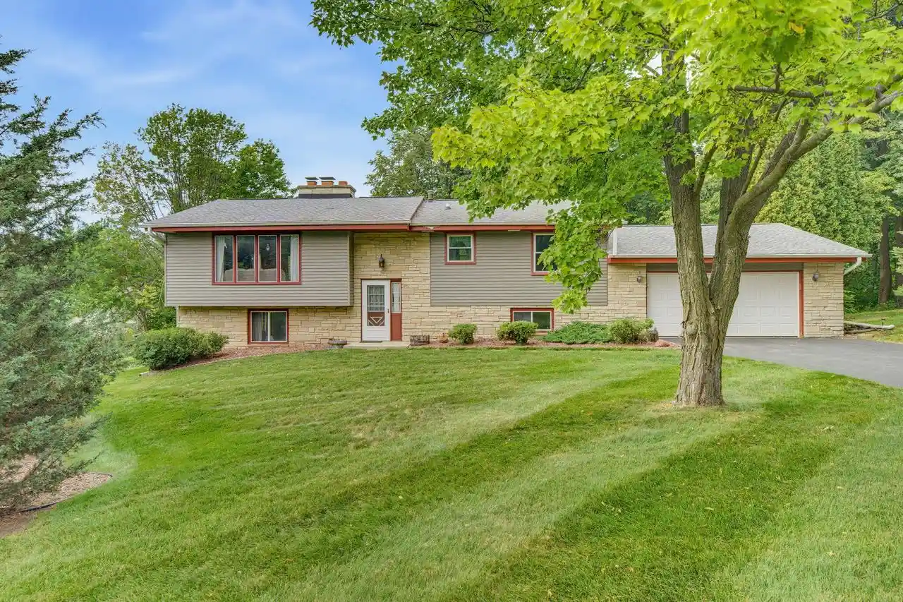 Photo 1 of Single family home for sale at 3755 N Kettle View Dr, Slinger, WI 53086 | MLS# 1978986 | Listing updated on 2026-09-23