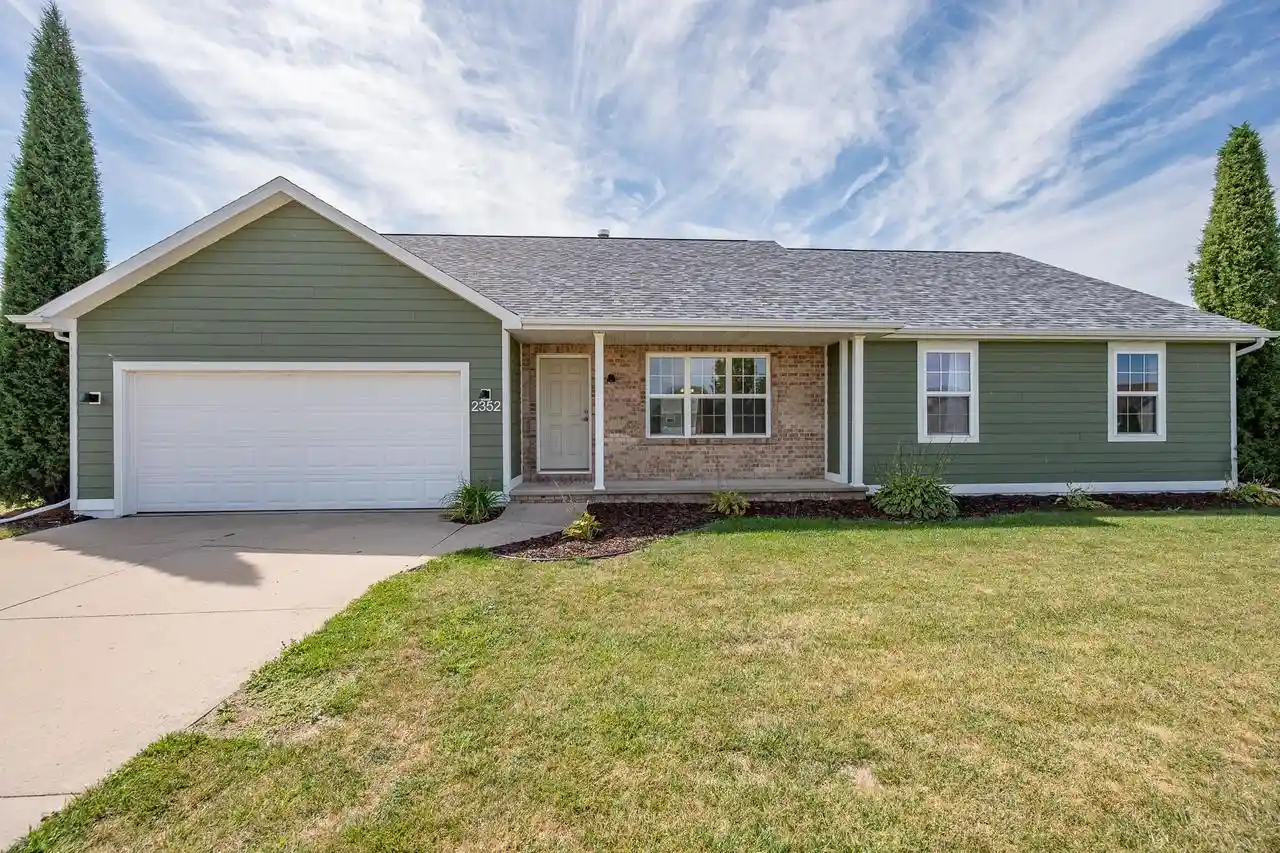 Photo 1 of Sale Pending at 2352 Oak Ridge Cir, De Pere, WI 54115 | MLS# 50332121 | Listing updated on 2026-10-07