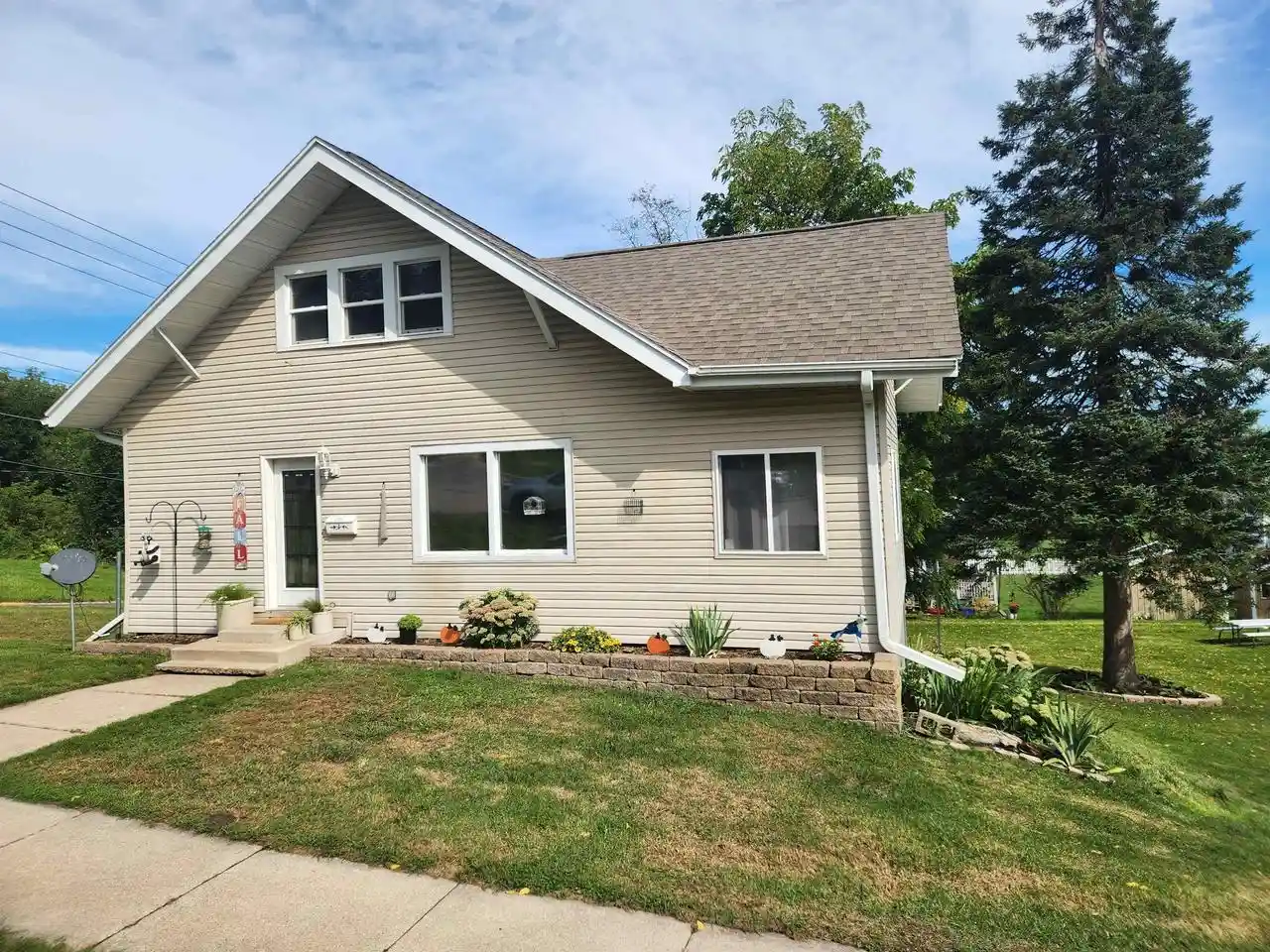 Single family home for sale at 216 Nassau St, Elroy, WI 53929 | MLS# 2031913