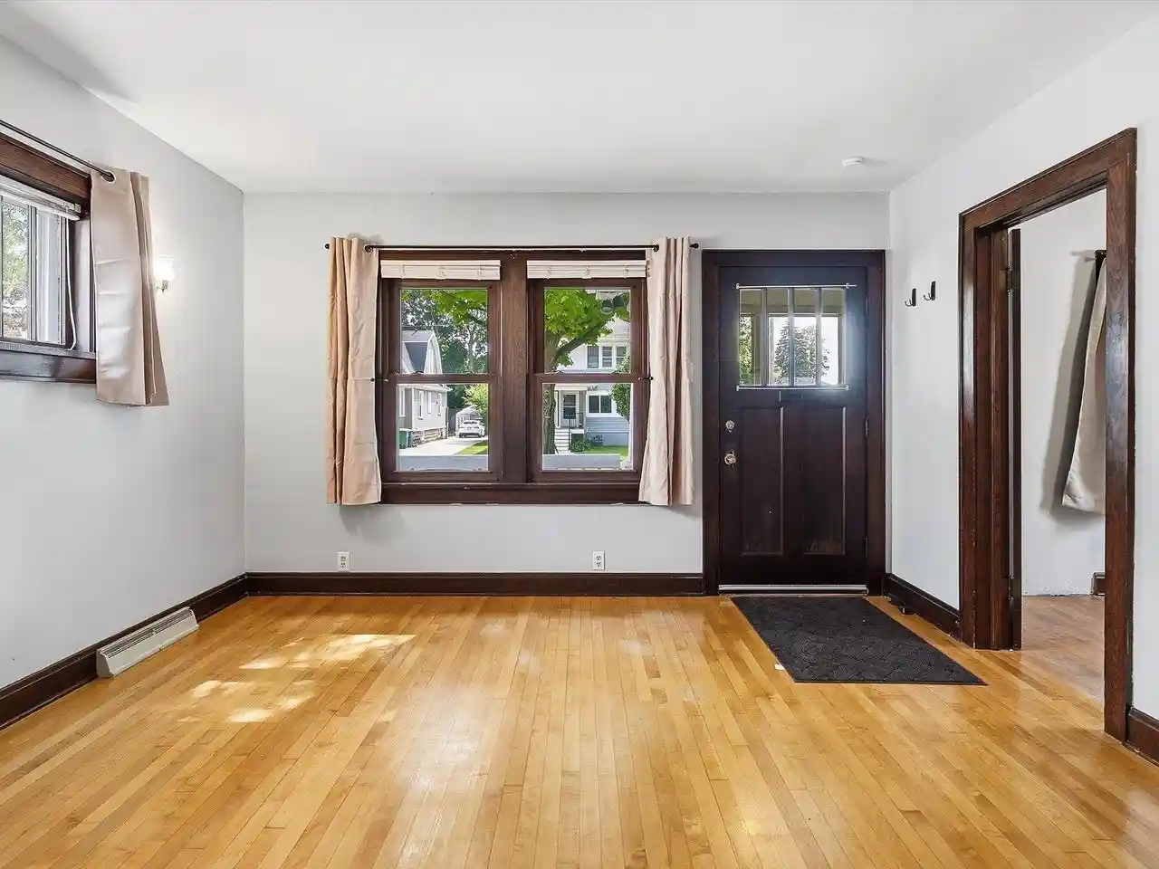 Photo 3 of Single family home for sale at 942 Division St, Green Bay, WI 54303 | MLS# 50332127 | Listing updated on 2026-09-04