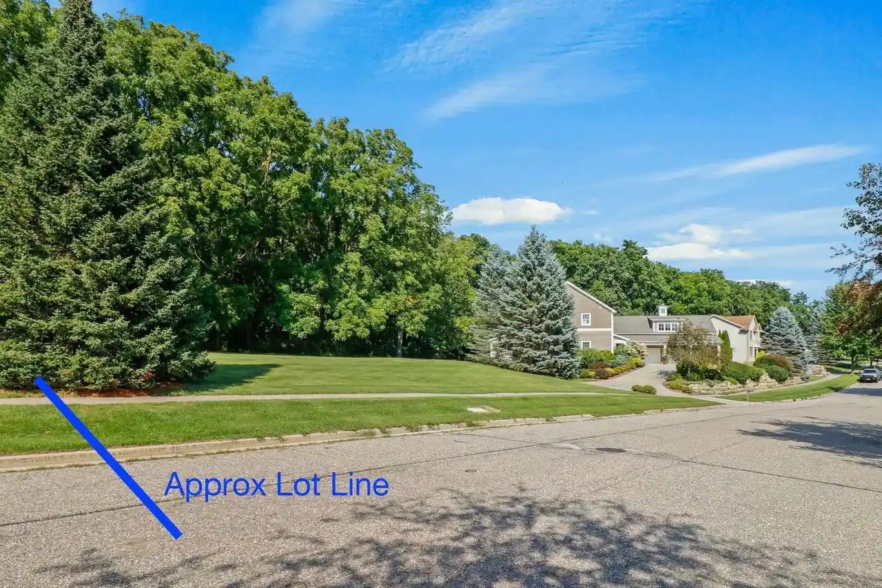 Photo 2 of Sale Pending at 608 Bascom Hl Dr, Baraboo, WI 53913 | MLS# 2031924 | Listing updated on 2026-09-22