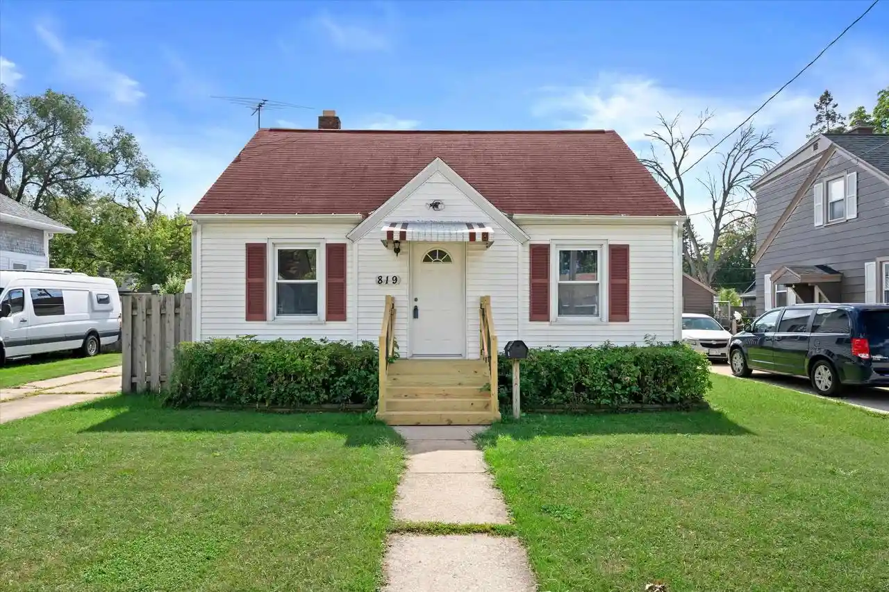 Photo 1 of Single family home for sale at 819 Mullet Pl, Green Bay, WI 54304 | MLS# 50332146 | Listing updated on 2026-09-08