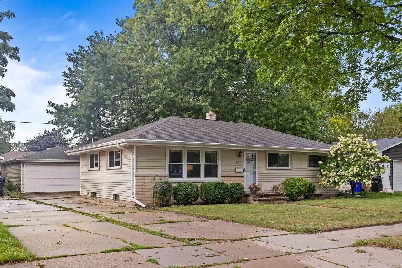 Photo 1 of Single family home for sale at 807 S Christine St, Appleton, WI 54915 | MLS# 50332139 | Listing updated on 2026-09-06