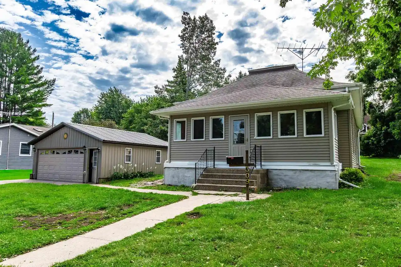 Photo 1 of Single family home for sale at 309 E Chapel St, Dodgeville, WI 53533 | MLS# 2031954 | Listing updated on 2026-10-02