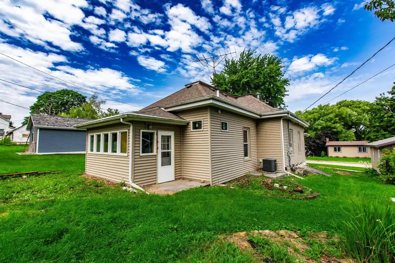 Photo 2 of Single family home for sale at 309 E Chapel St, Dodgeville, WI 53533 | MLS# 2031954 | Listing updated on 2026-10-02