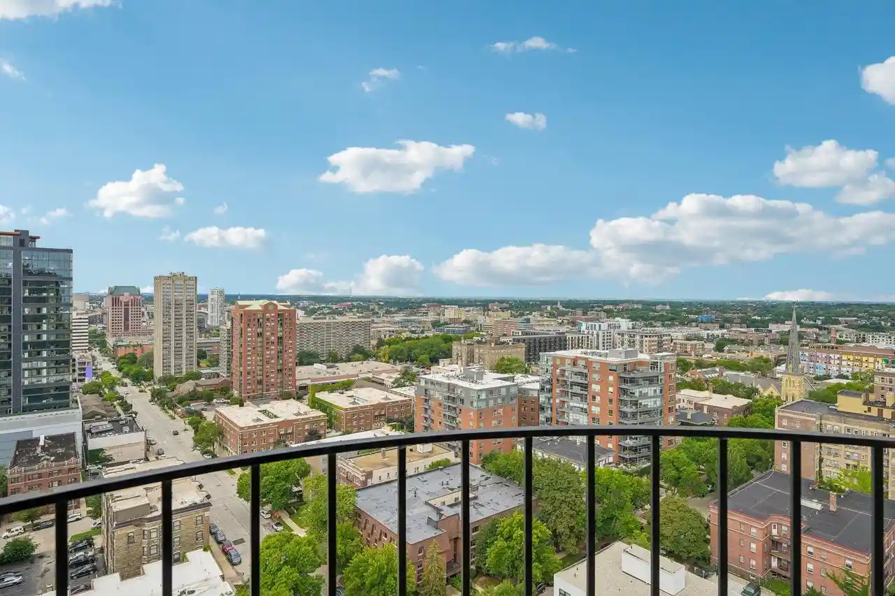 Photo 4 of Condo for sale at 929 N Astor St #2307, Milwaukee, WI 53202 | MLS# 1979066 | Listing updated on 2026-09-11