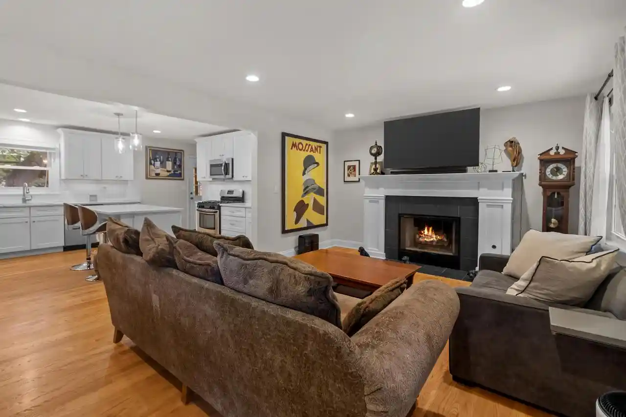 Photo 4 of Single family home for sale at 853 Van Slyke Dr, Fontana, WI 53125 | MLS# 1979121 | Listing updated on 2026-09-11