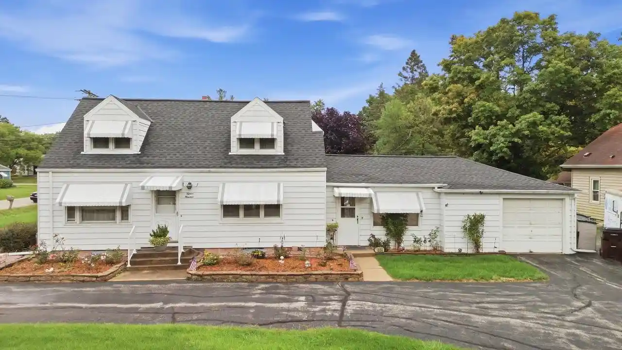 Photo 1 of Single family home for sale at 1500 S Calhoun Rd, New Berlin, WI 53151 | MLS# 1979154 | Listing updated on 2026-09-26
