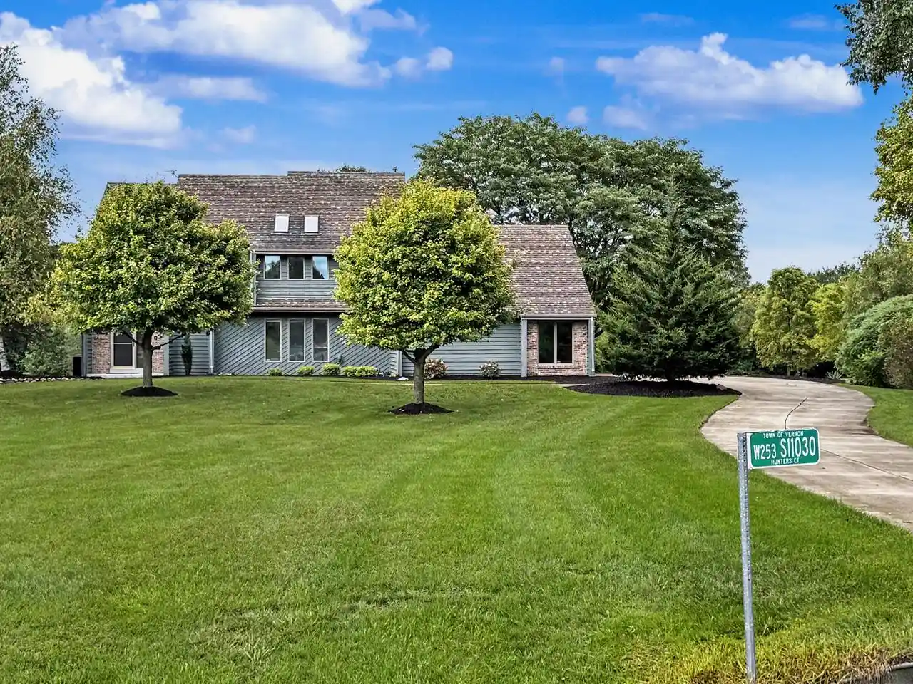 Photo 4 of Single family home for sale at W253s11030 Hunters Ct, Mukwonago, WI 53149 | MLS# 1979167 | Listing updated on 2026-09-09