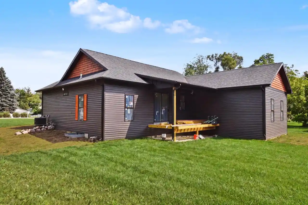 Photo 2 of Single family home for sale at 121 Glenwood Dr, Williams Bay, WI 53191 | MLS# 1979201 | Listing updated on 2026-09-10