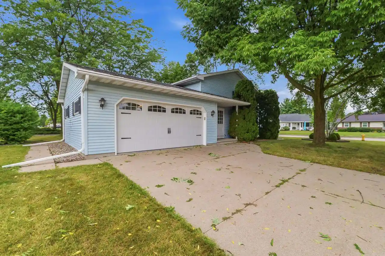 Photo 2 of Single family home for sale at 1805 Orchard Ln, Oshkosh, WI 54902 | MLS# 50332179 | Listing updated on 2026-09-23