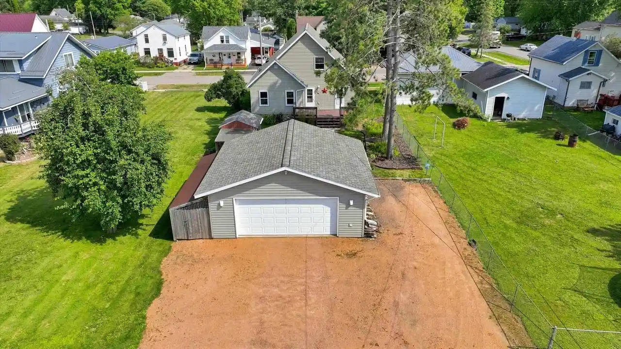 Photo 2 of Single family home for sale at 404 N Cherry Ave, Marshfield, WI 54449 | MLS# 22604384 | Listing updated on 2026-09-17