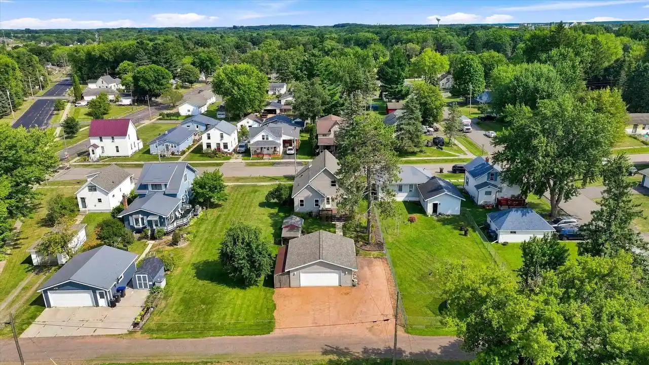 Photo 3 of Single family home for sale at 404 N Cherry Ave, Marshfield, WI 54449 | MLS# 22604384 | Listing updated on 2026-09-17