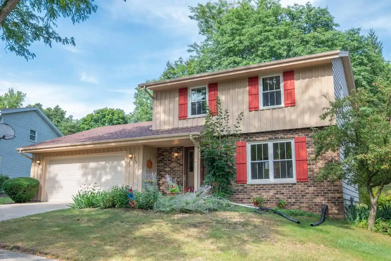 Photo 1 of Single family home for sale at 925 Canterbury Ln, Waukesha, WI 53188 | MLS# 1979269 | Listing updated on 2026-09-15