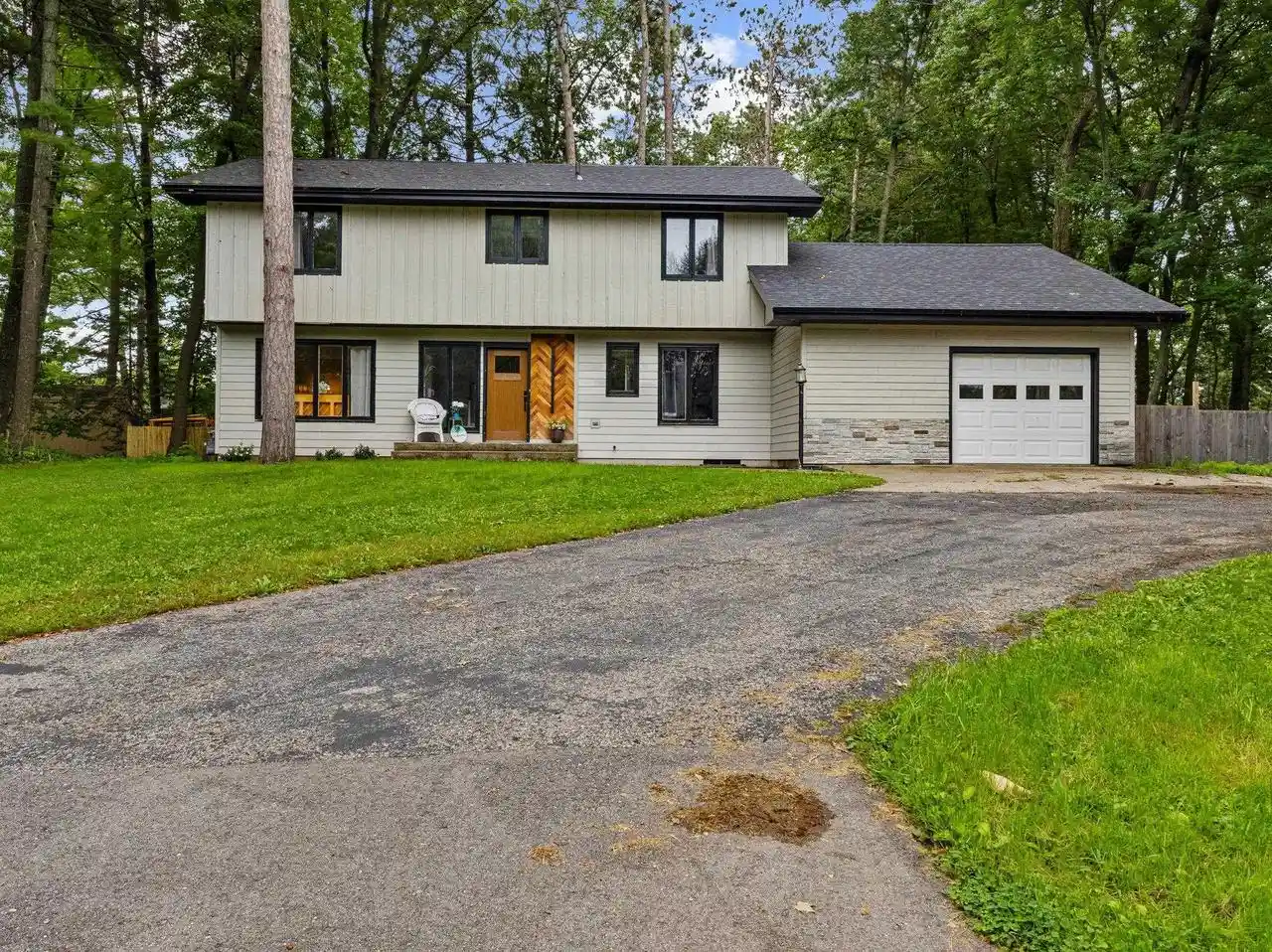 Photo 1 of Single family home for sale at 911 Shing Wa Uk Dr, Marinette, WI 54143 | MLS# 50332222 | Listing updated on 2026-09-05