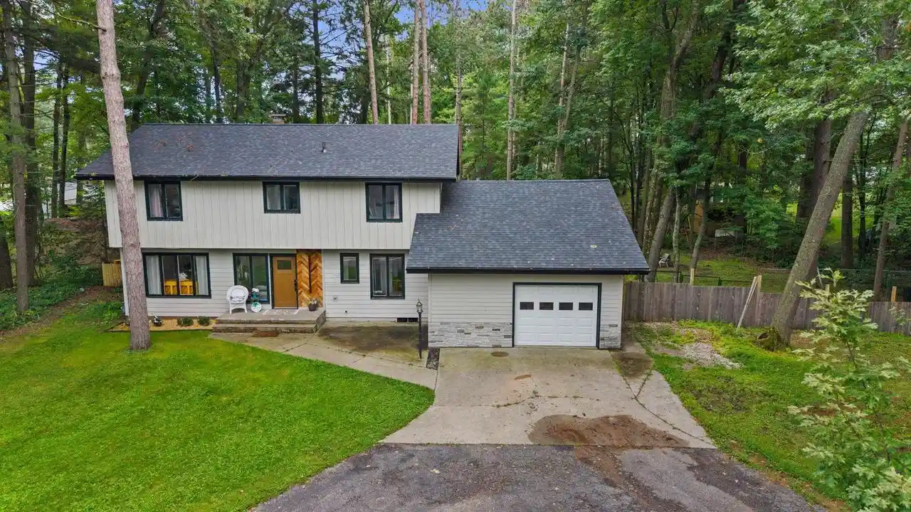 Photo 2 of Single family home for sale at 911 Shing Wa Uk Dr, Marinette, WI 54143 | MLS# 50332222 | Listing updated on 2026-09-05