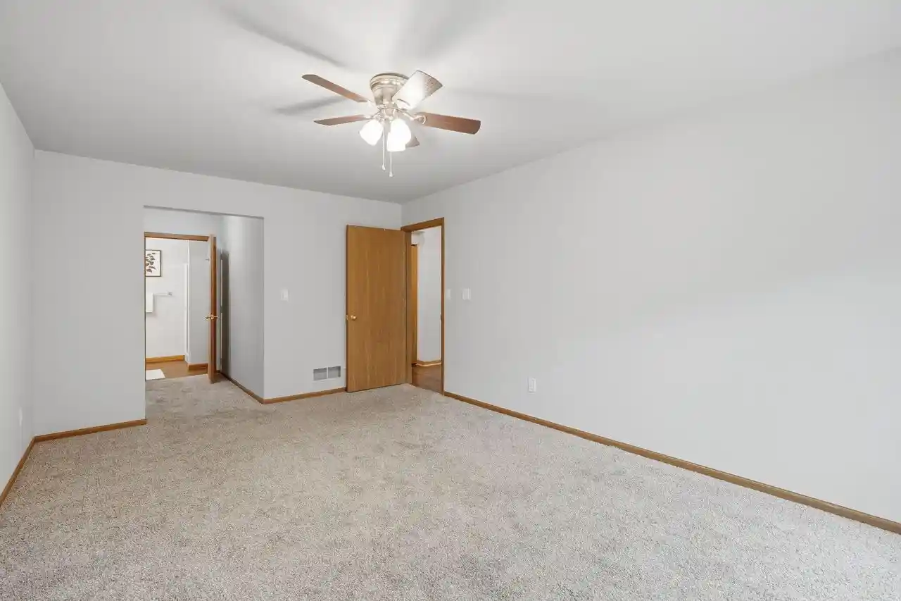 Listing Photo 5 - Condo for sale in building located at 18755 Brookfield Lake Dr, Brookfield, WI 53045 - Unit #15