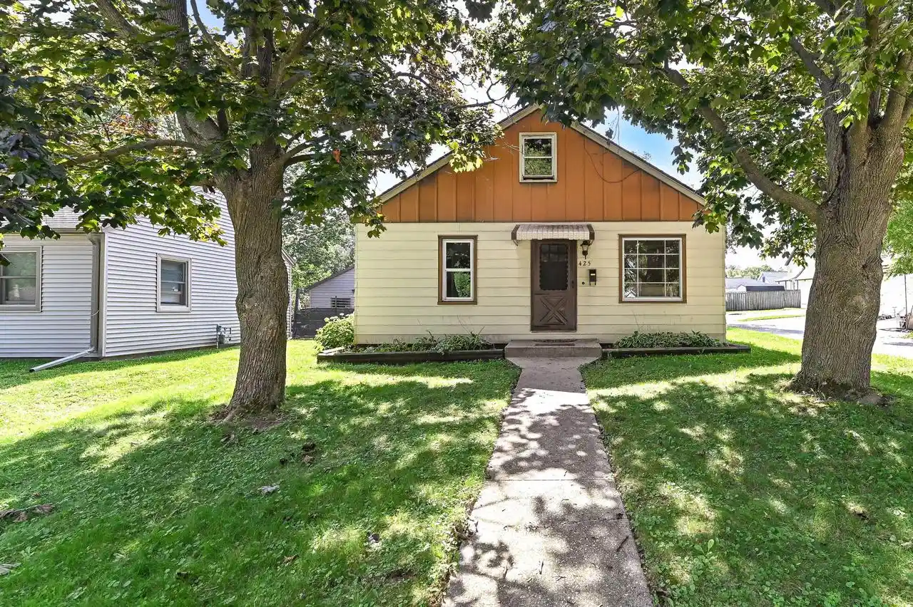 Photo 1 of Single family home for sale at 425 Maple Ave, Hartford, WI 53027 | MLS# 1979467 | Listing updated on 2026-09-14