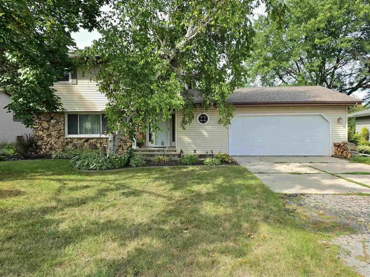Photo 1 of Single family home for sale at 700 Ravenswood Ct, Neenah, WI 54956 | MLS# 50332227 | Listing updated on 2026-09-10