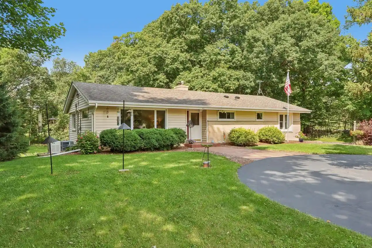 Photo 1 of Single family home for sale at 885 Tara Hl W, Hartford, WI 53027 | MLS# 1979509 | Listing updated on 2026-09-12