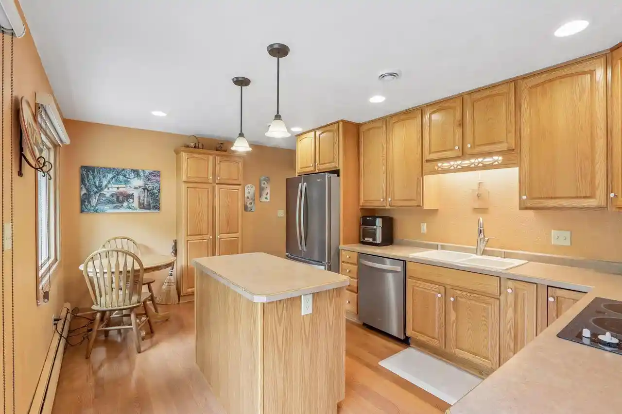 Photo 3 of Single family home for sale at 885 Tara Hl W, Hartford, WI 53027 | MLS# 1979509 | Listing updated on 2026-09-12