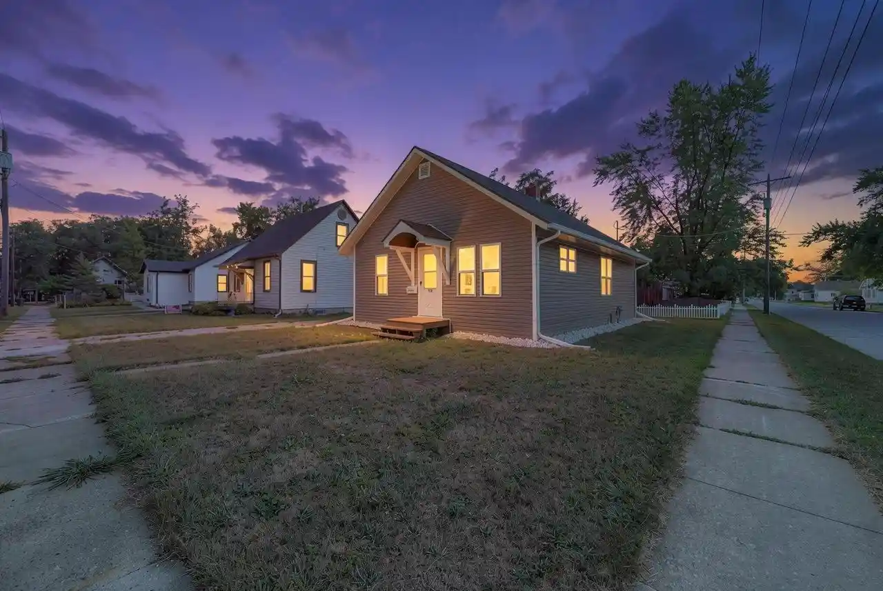 Photo 1 of Single family home for sale at 733 W Grant St, Appleton, WI 54914 | MLS# 50332243 | Listing updated on 2026-09-10