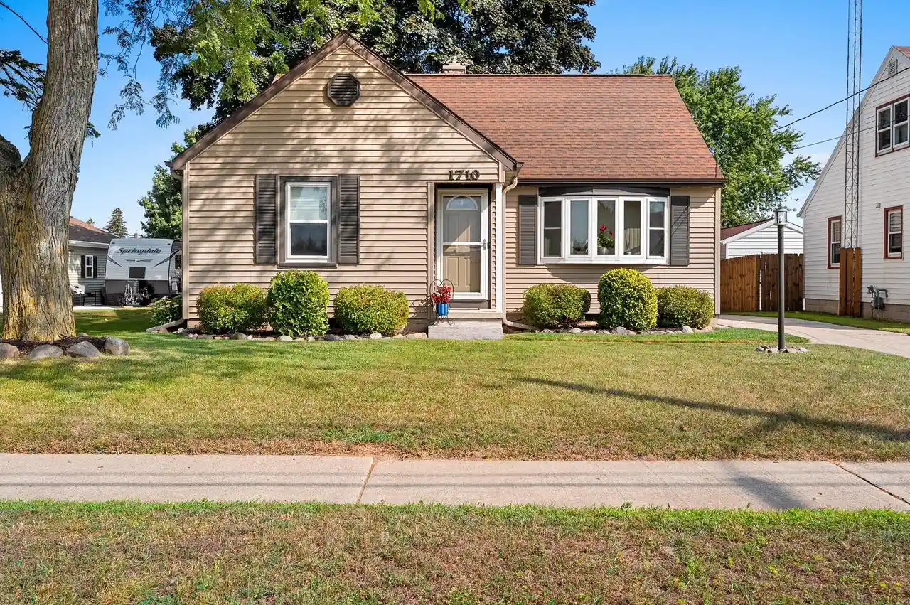 Photo 1 of Single family home for sale at 1710 Viebahn St, Manitowoc, WI 54220 | MLS# 1979529 | Listing updated on 2026-10-05
