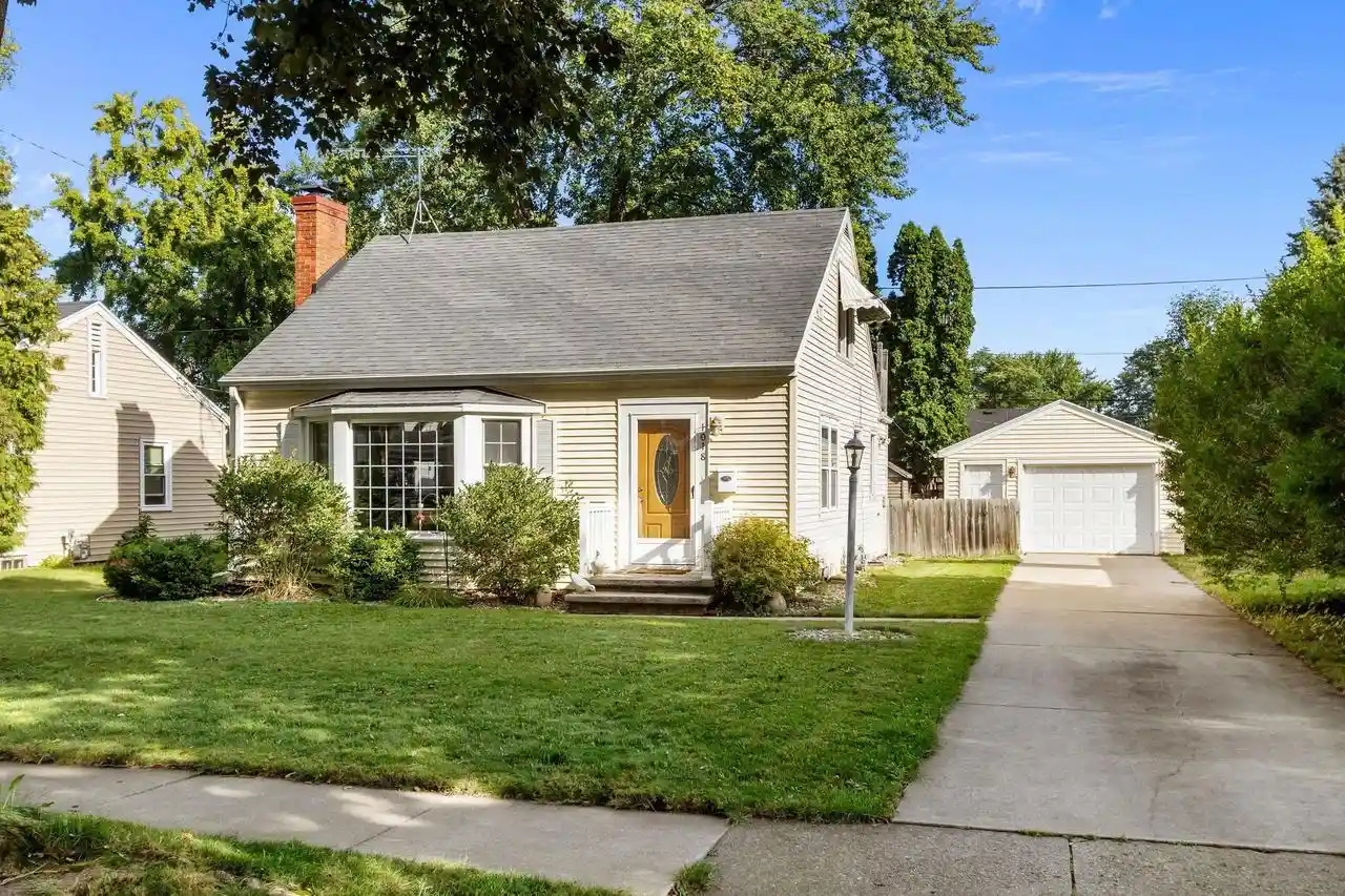 Photo 1 of Single family home for sale at 1018 E Frances St, Appleton, WI 54911 | MLS# 50332264 | Listing updated on 2026-09-15