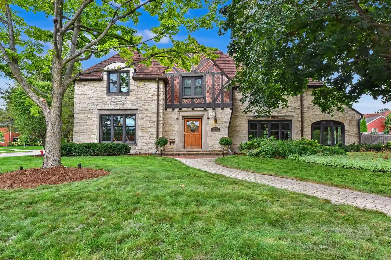 Photo 1 of Mansion for sale at 660 Honey Crk Pkwy, Milwaukee, WI 53213 | MLS# 1979533 | Listing updated on 2026-09-30