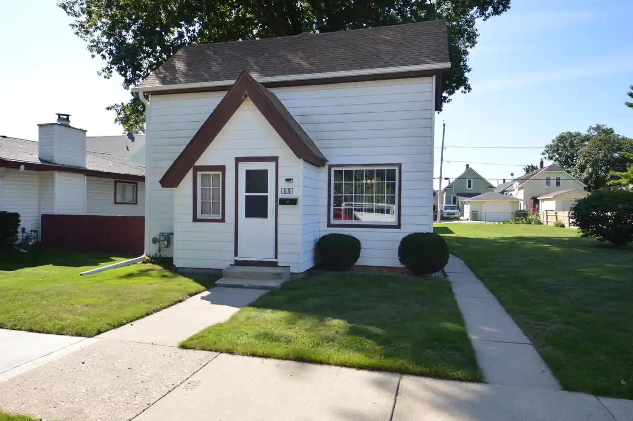 Photo 1 of Single family home for sale at 809 Manitoba Ave, South Milwaukee, WI 53172 | MLS# 1979572 | Listing updated on 2026-09-12