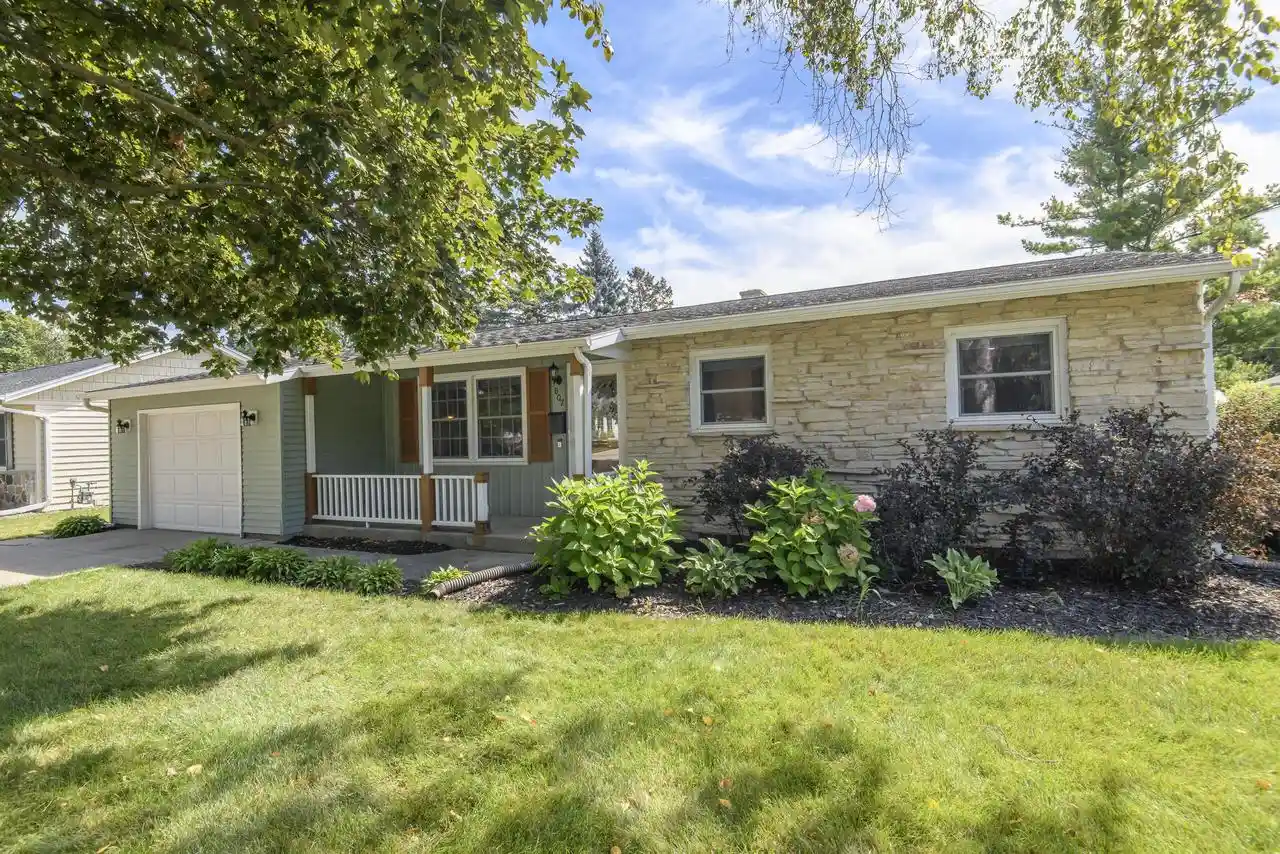 Photo 1 of Single family home for sale at 807 Meadowbrook Dr, West Bend, WI 53090 | MLS# 1979591 | Listing updated on 2026-09-21