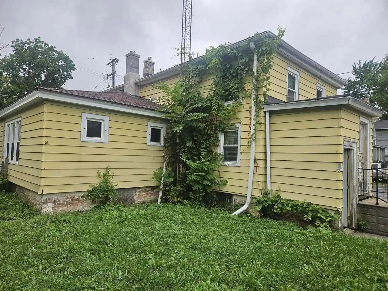 Photo 3 of Sale Pending at 1029 Pearl St, Racine, WI 53403 | MLS# 1979595 | Listing updated on 2026-09-10