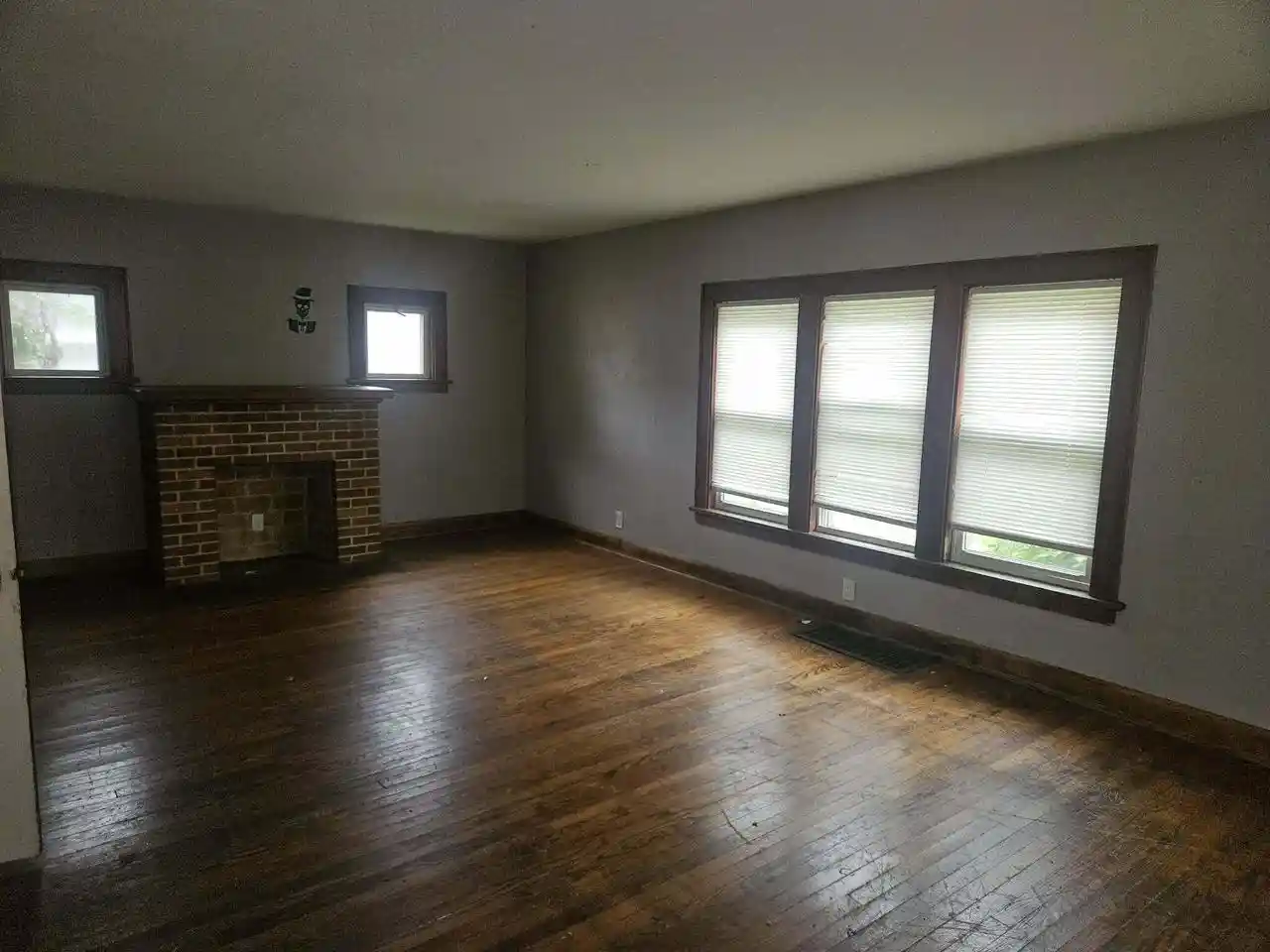 Photo 3 of Sale Pending at 1029 Pearl St, Racine, WI 53403 | MLS# 1979595 | Listing updated on 2026-09-10