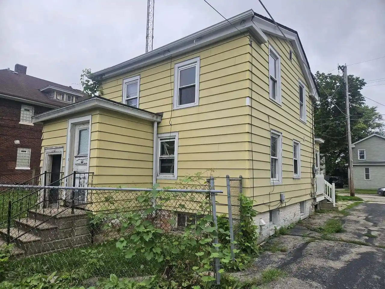 Photo 4 of Sale Pending at 1029 Pearl St, Racine, WI 53403 | MLS# 1979595 | Listing updated on 2026-09-10