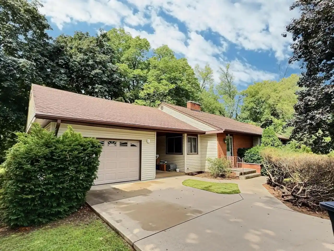 Photo 1 of Single family home for sale at 2573 Oregon St, Oshkosh, WI 54902 | MLS# 50332310 | Listing updated on 2026-09-10