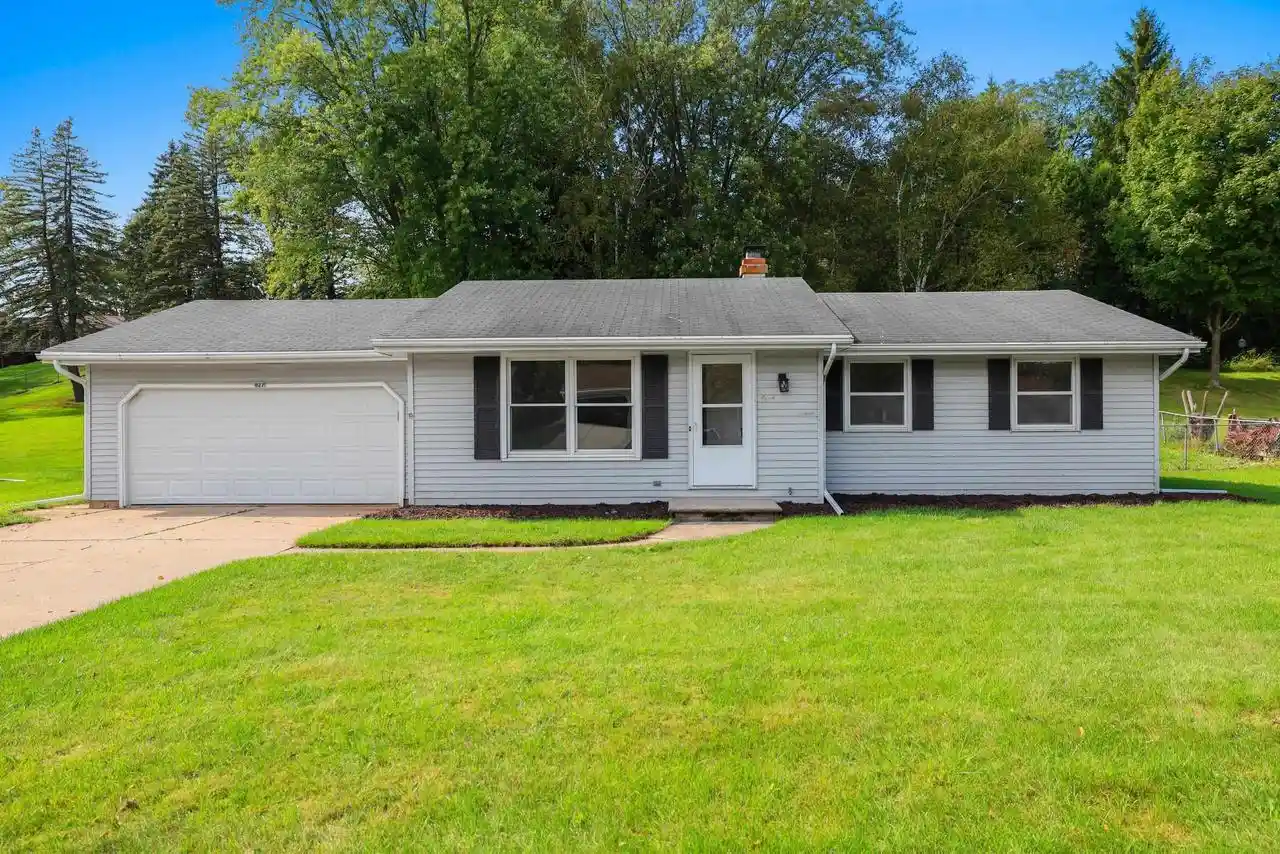 Photo 1 of Single family home for sale at 827 Hillcrest Hts, Green Bay, WI 54313 | MLS# 50332300 | Listing updated on 2026-09-20