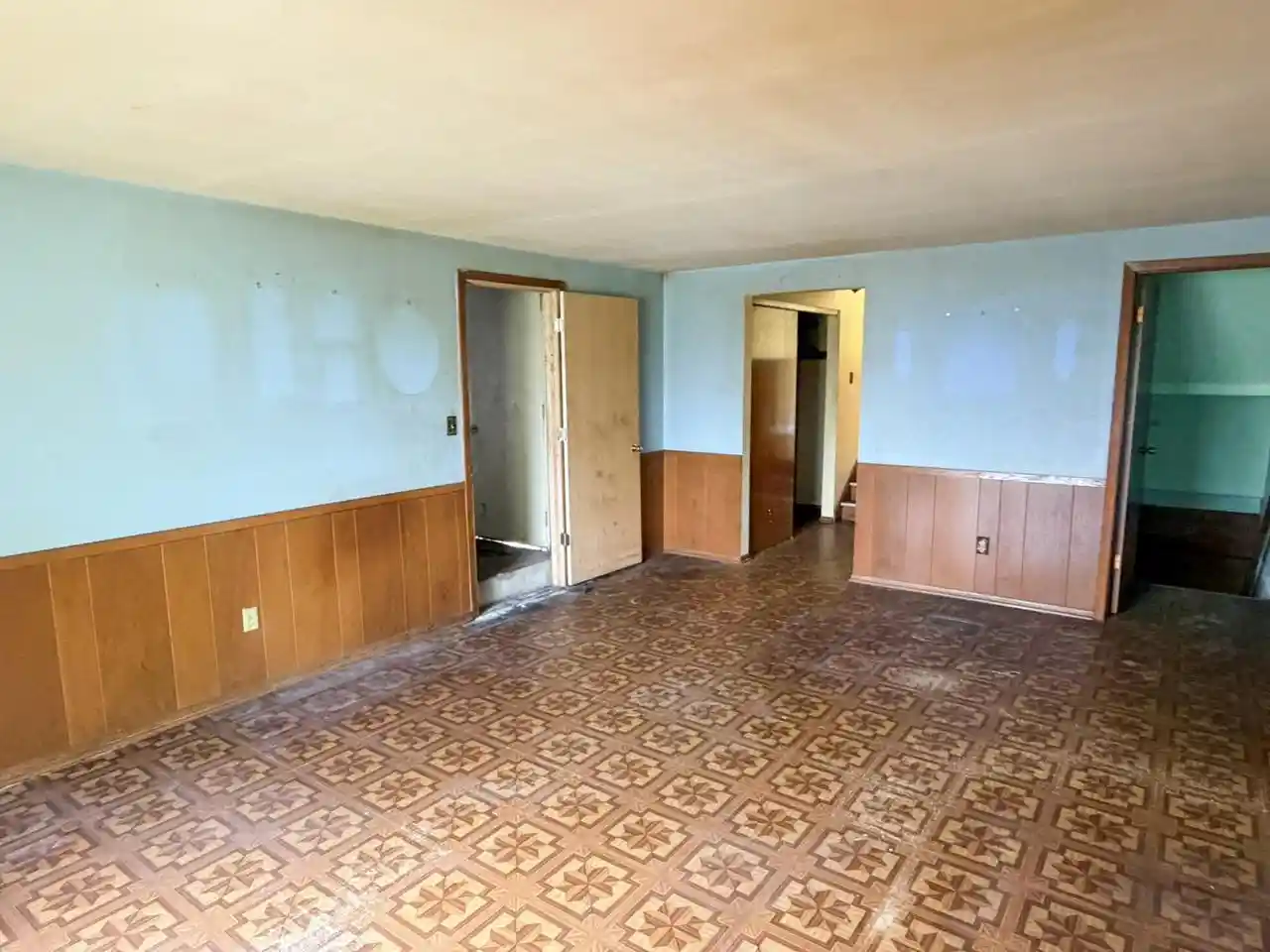 Photo 3 of Single family home for sale at 5435 S 15th Place, Milwaukee, WI 53221 | MLS# 1979611 | Listing updated on 2026-09-15