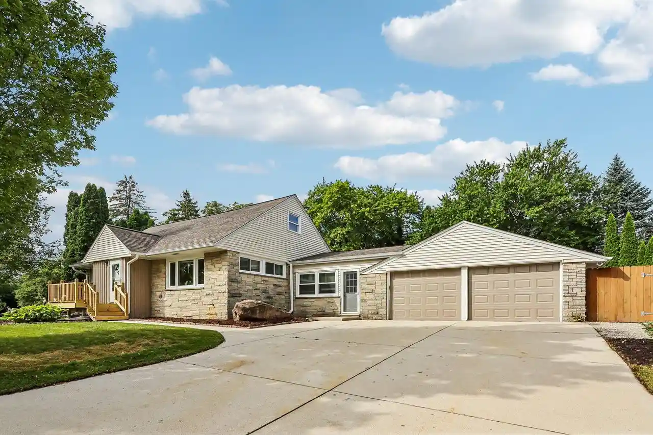 Photo 1 of Single family home for sale at W73n917 London Ct, Cedarburg, WI 53012 | MLS# 1979614 | Listing updated on 2026-10-01