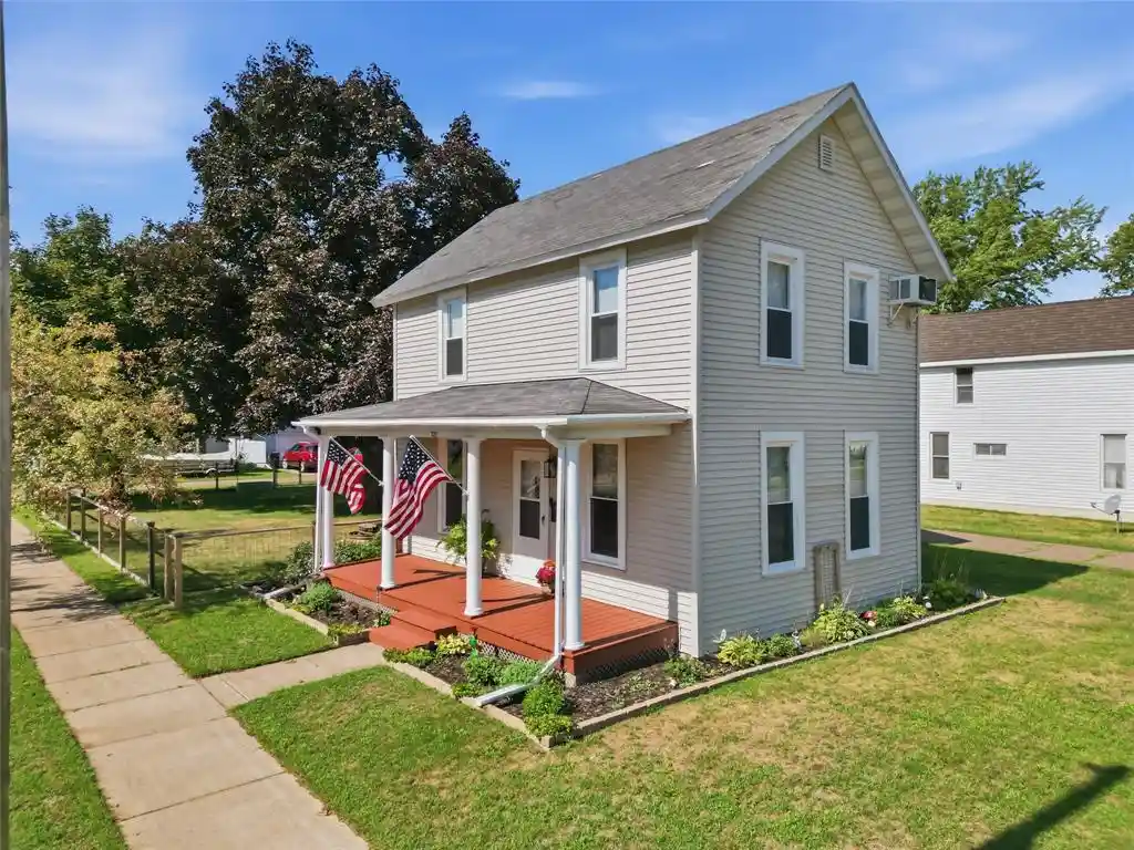 Photo 1 of Single family home for sale at 322 Court St, Chippewa Falls, WI 54729 | MLS# 1604929 | Listing updated on 2026-09-23