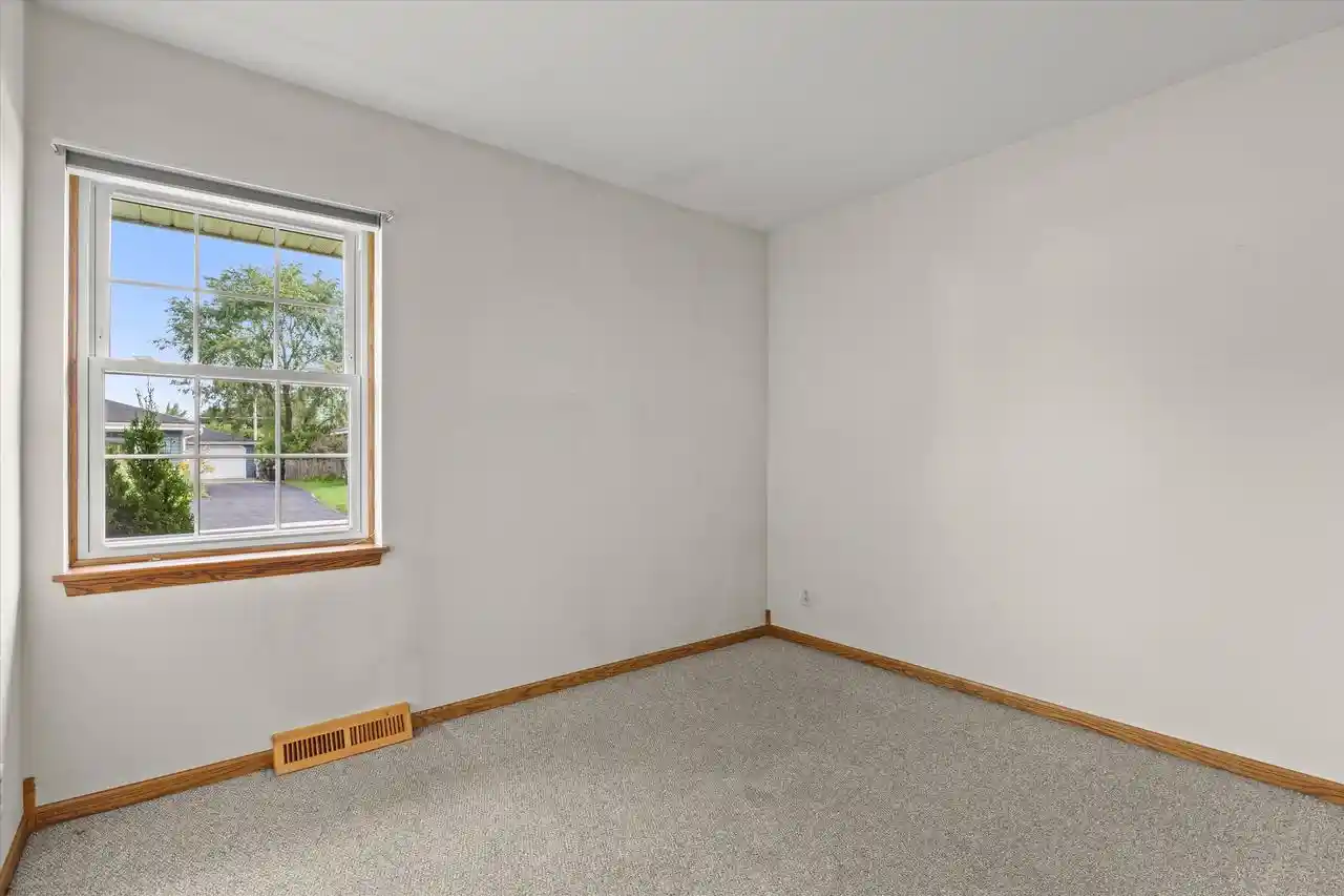 Photo 4 of Single family home for sale at 3217 Indian Trl, Caledonia, WI 53402 | MLS# 1979734 | Listing updated on 2026-09-14