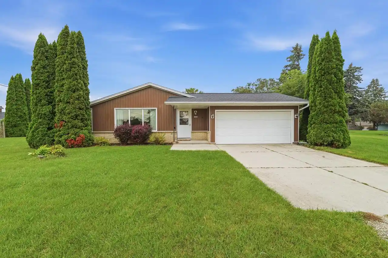 Photo 1 of Single family home for sale at 4302 E Parke Ridge Ln, Sheboygan, WI 53083 | MLS# 1979761 | Listing updated on 2026-09-24