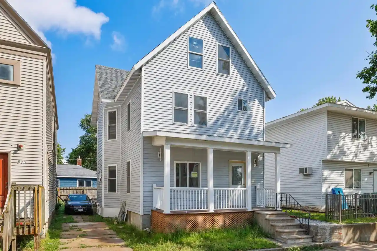 Photo 1 of Single family home for sale at 909 Vine St, La Crosse, WI 54601 | MLS# 1979771 | Listing updated on 2026-09-09