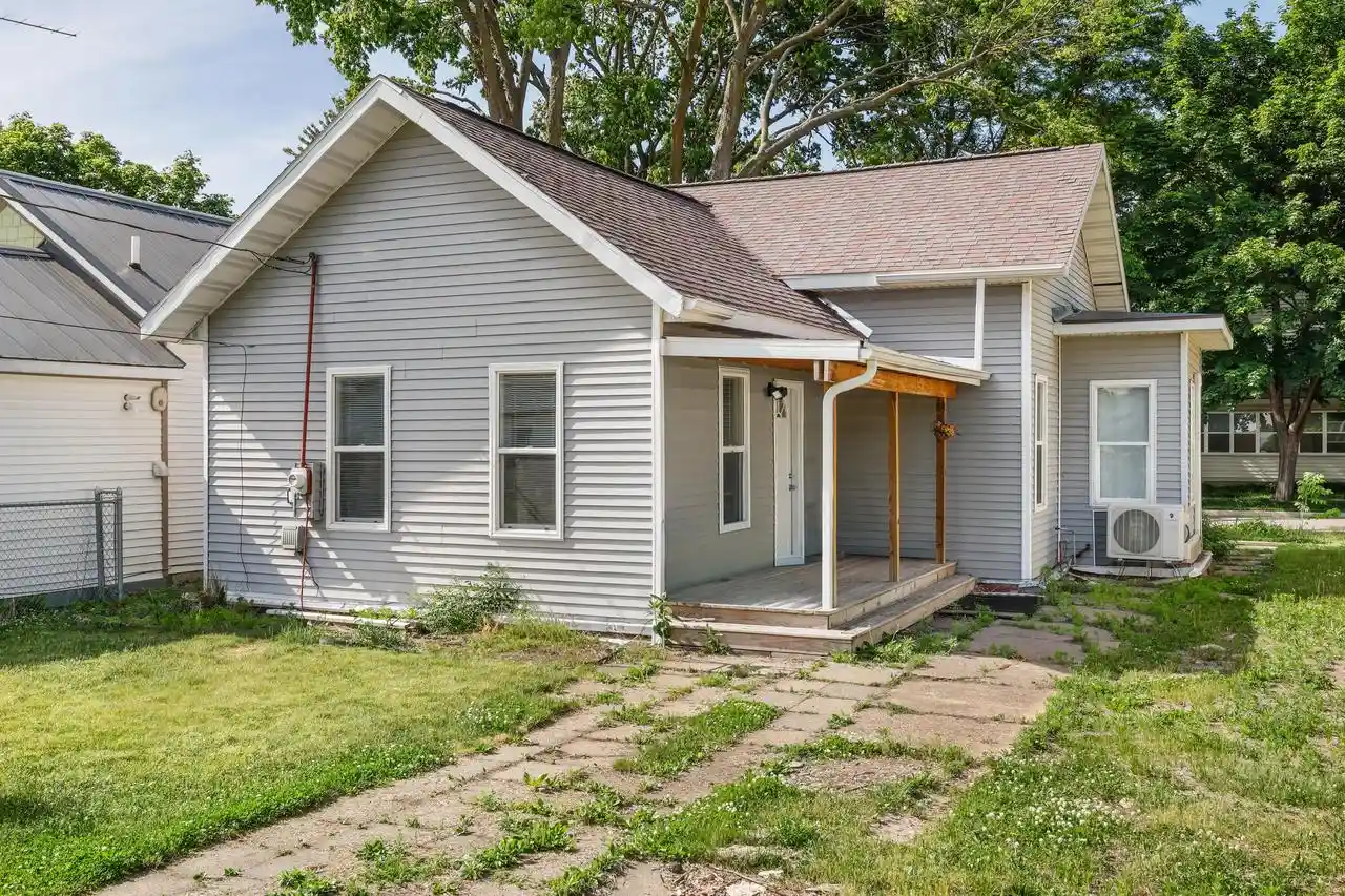 Photo 3 of Single family home for sale at 922 Johnson St, La Crosse, WI 54601 | MLS# 1979775 | Listing updated on 2026-09-09