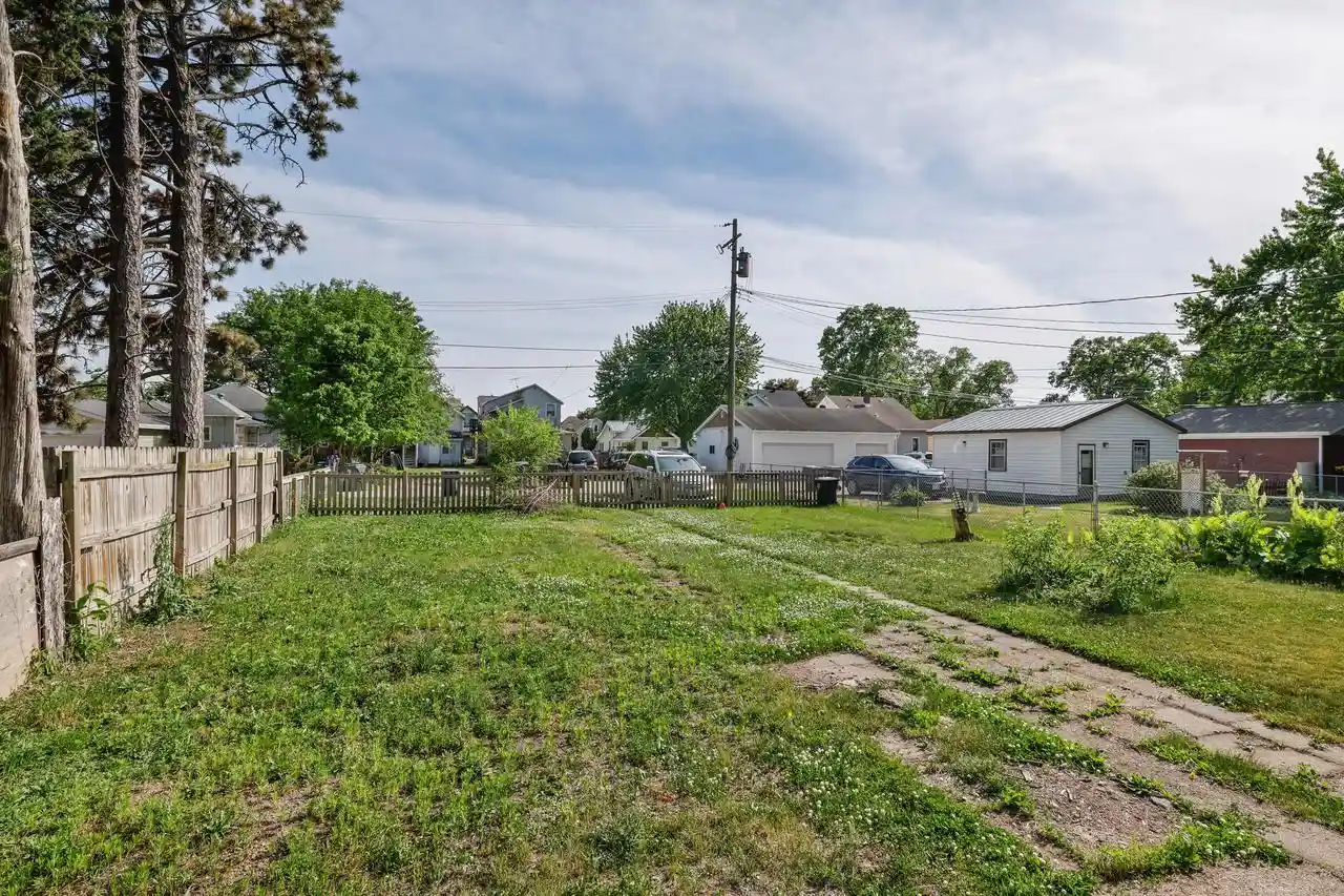 Photo 3 of Single family home for sale at 922 Johnson St, La Crosse, WI 54601 | MLS# 1979775 | Listing updated on 2026-09-09